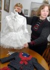 Екатерина Брондукова показывает одежду, которую пошила внученьке Зое